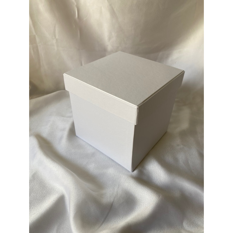 

Kotak Kado 15x15x15 Hard Box Gift Box Hampers