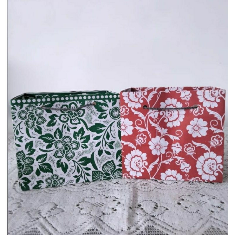 

(ISI 12) PAPERBAG PAPER BAG R3 17x12x15 MOTIF BATIK BUNGA MERAH