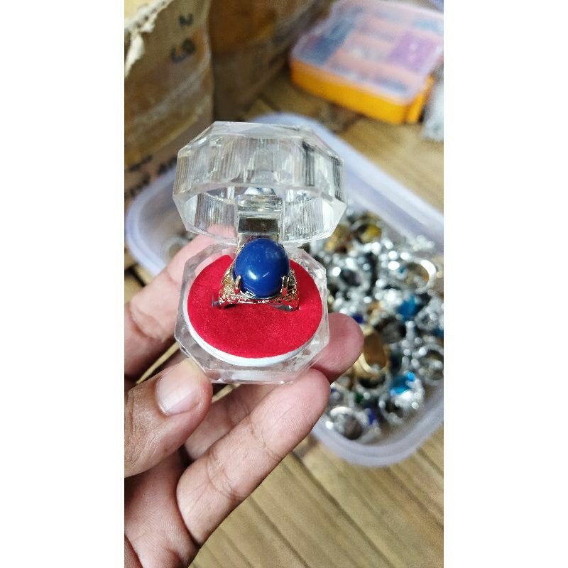Cincin Batu Akik delima biru menyala dalam air