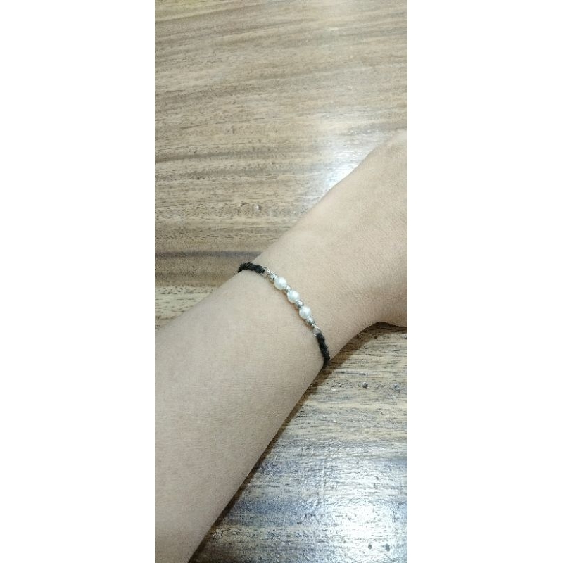 gelang tangan aksen mutiara