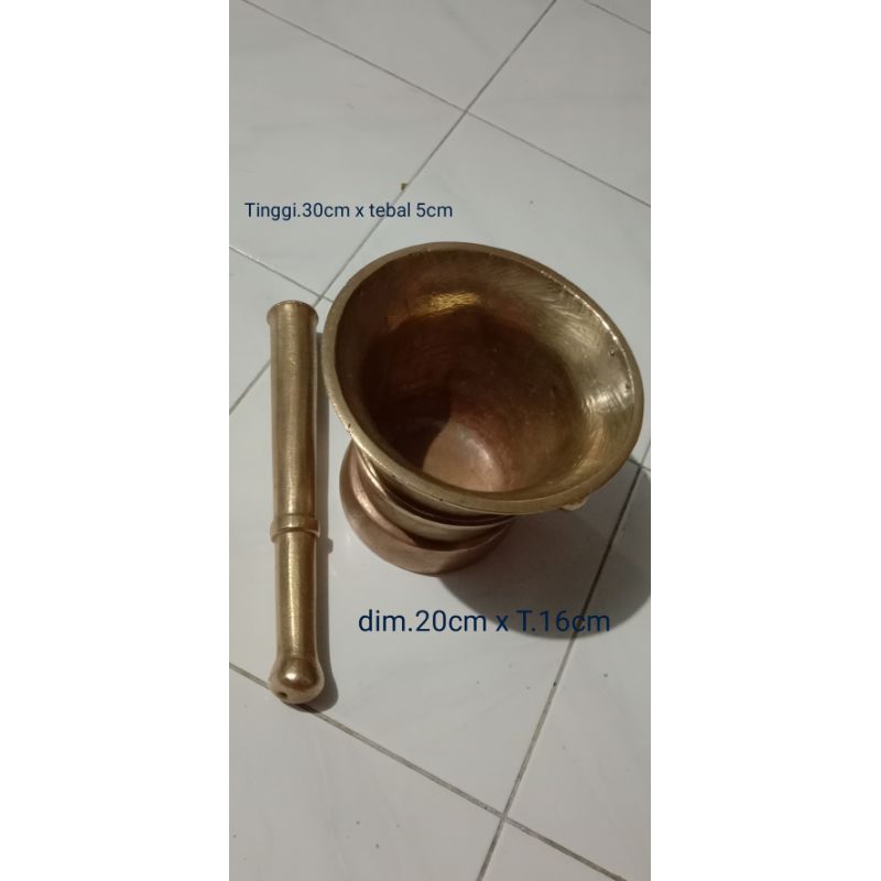 lumpang Kuningan antik kuno