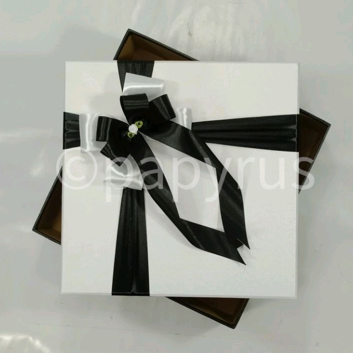 

PAPYRUS Kombinasi 25x25 Tinggi 5cm Kotak Kado Gift Box