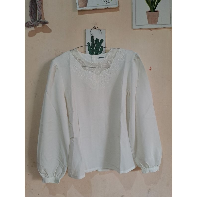 Blouse Putih Lengan Balon