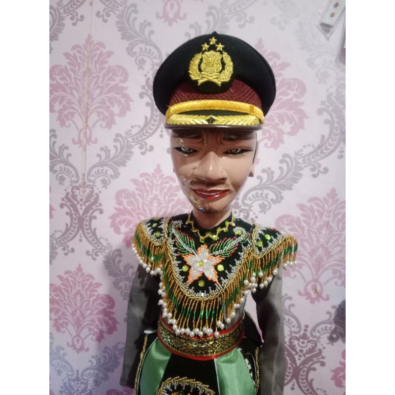 wayang golek karakter polisi