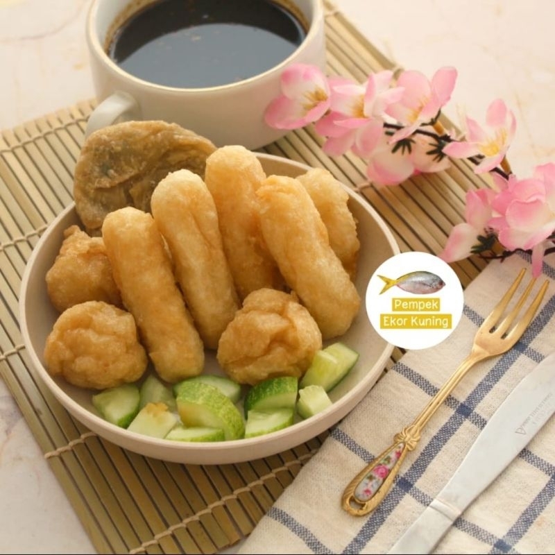 

PEMPEK ENAK ASLI IKAN EKOR KUNING ISI 33 PCS + 1 BOTOL CUKO