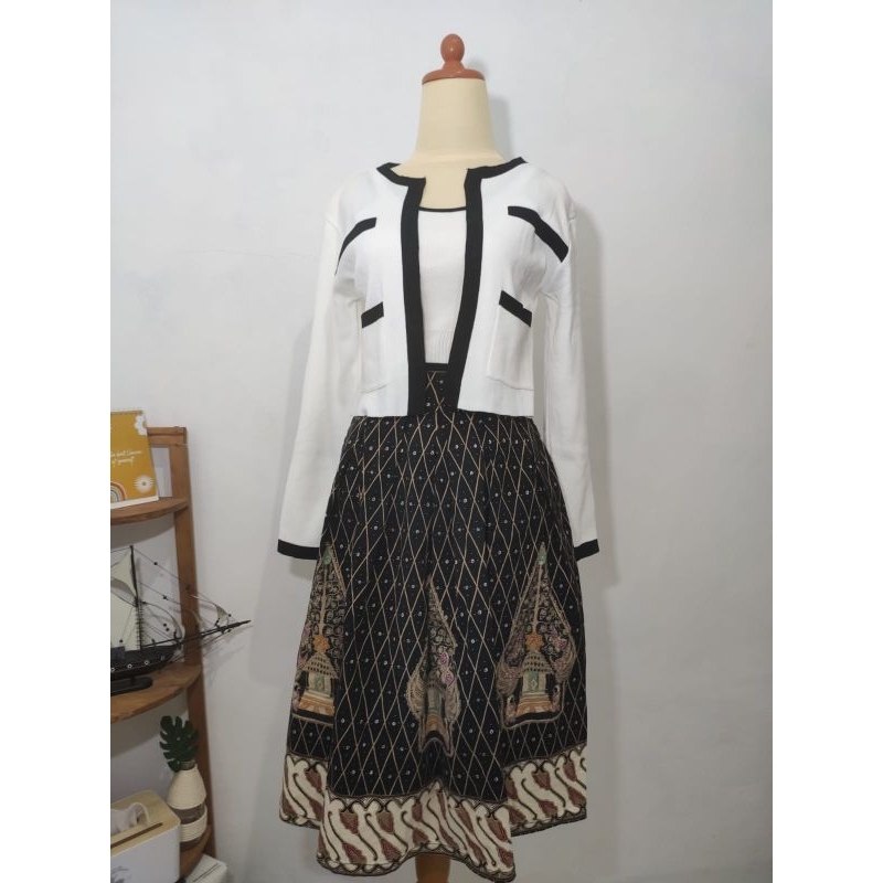 atasan rajut/blezer putih/blouse putih/blouse cantik/blouse korea/baju korea/baju kekinian/baju kerj
