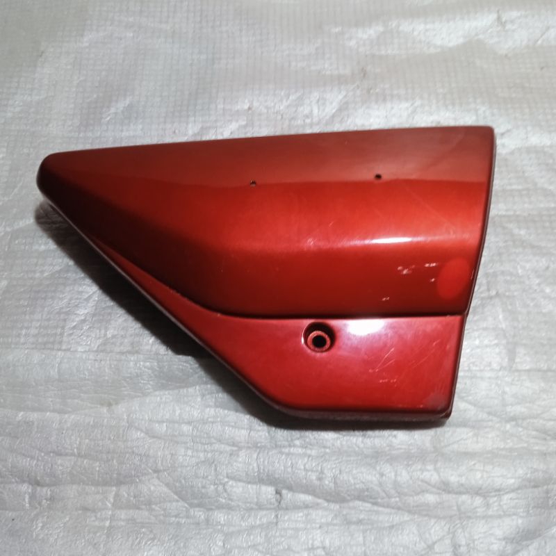Cover Box aki accu tengah kanan Suzuki TRS Original SGP Nos