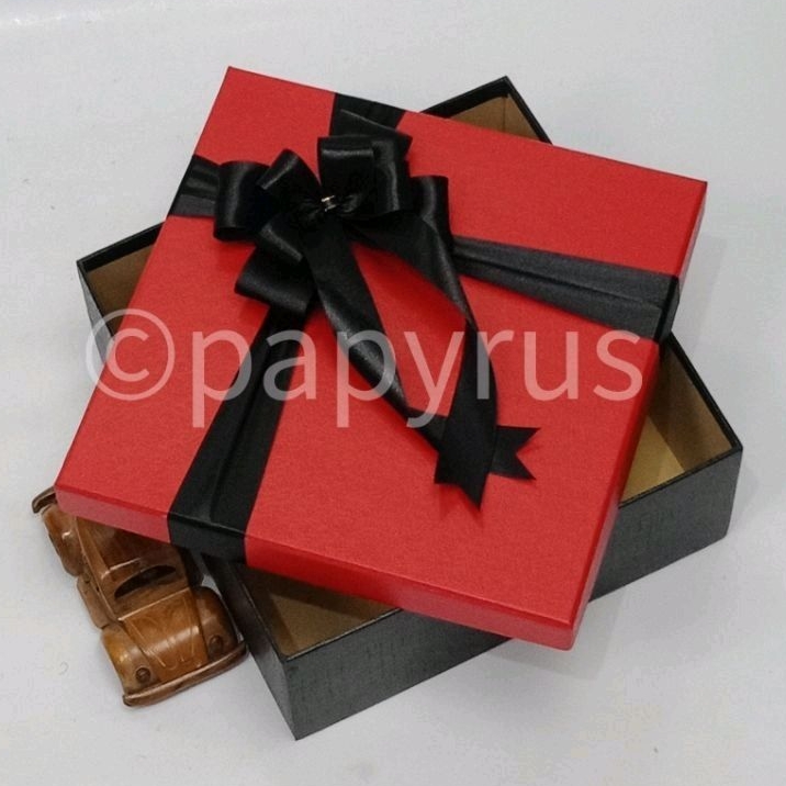 

PAPYRUS Kombinasi 25x25 Tinggi 10cm Kotak Kado Gift Box V2