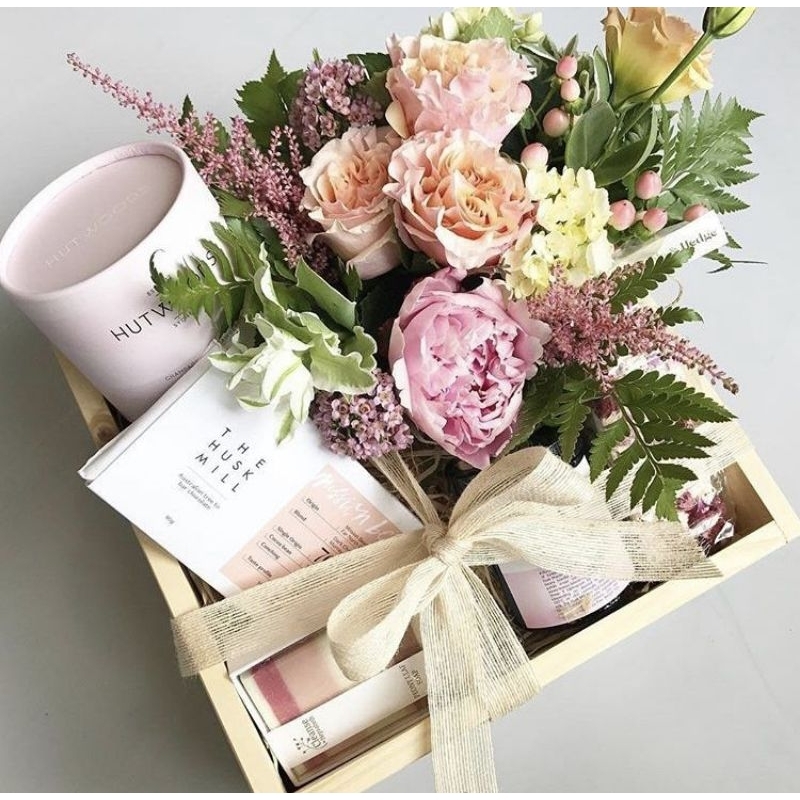 

Gift box hampers camilan + bunga hadiah celebrasi 7OOK