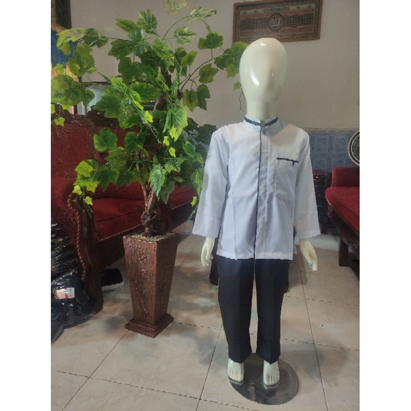 koko anak  V celana hitam