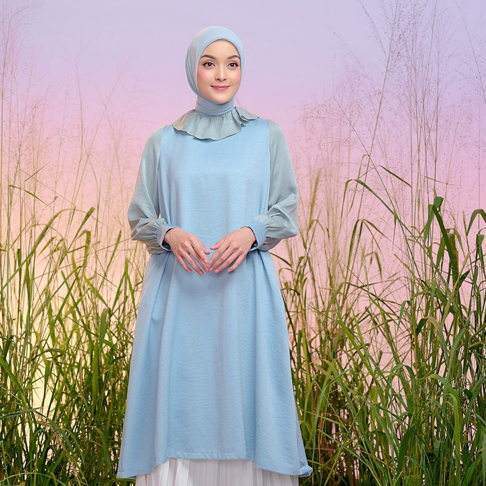 Monokhei - Kitri Tunic - Tunik Wanita Muslim Satin dengan Desain Eksklusif dan Warna Kombinasi Biru 
