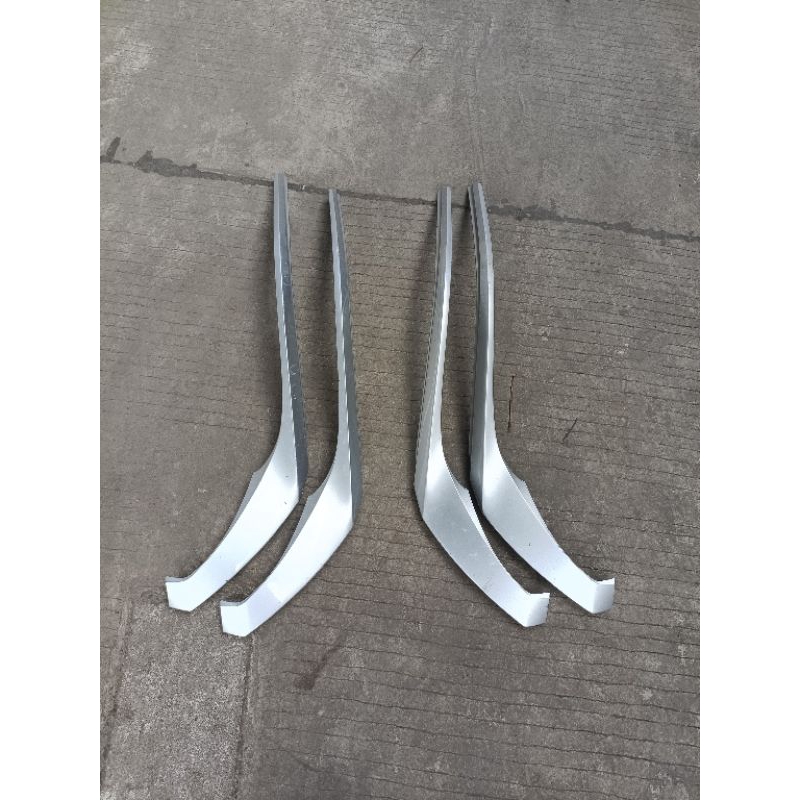 List lis gril depan toyota fortuner 2021 original