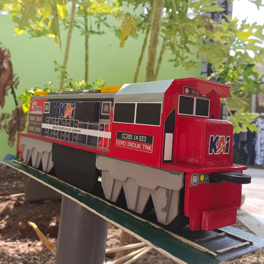 Lokomotif Kereta Api CC205 Livery 1998 Red blue MINIATUR KERETA API KAYU SURABAYA