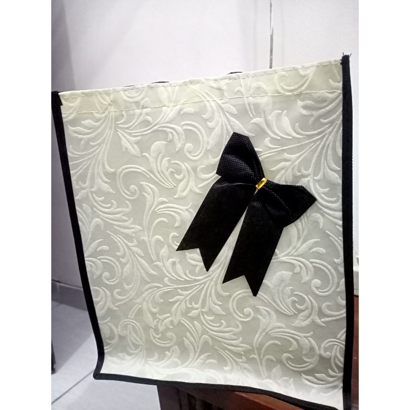 

Goodie Bag Pita Motif Embos 22x22cm Tinggi 28cm / Tas Hajatan / Tas Berkat / Tas Spunbond / Tas Syukuran /