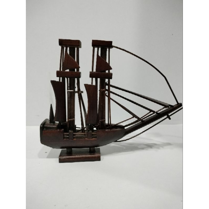 MINIATUR KAPAL KAYU