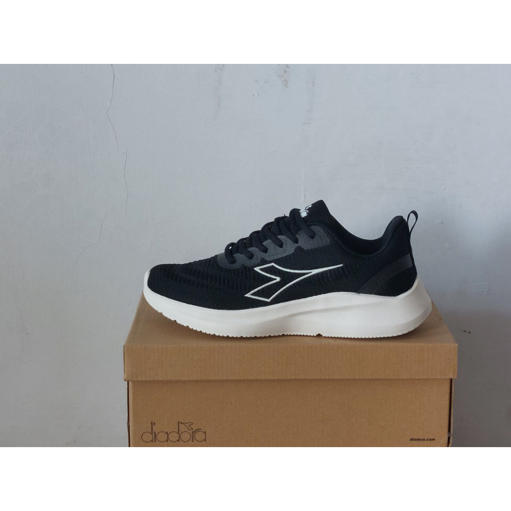 Sepatu Lari Pria Hitam Putih DIADORA GRANO 100% Original