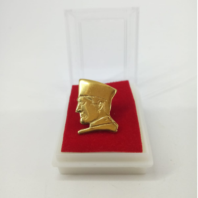 Pin Bung Karno untuk Peci Souvenir Ikonik dari Blitar