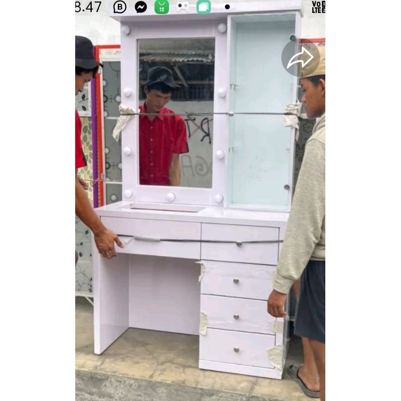 Meja rias bola lampu bahan HPL