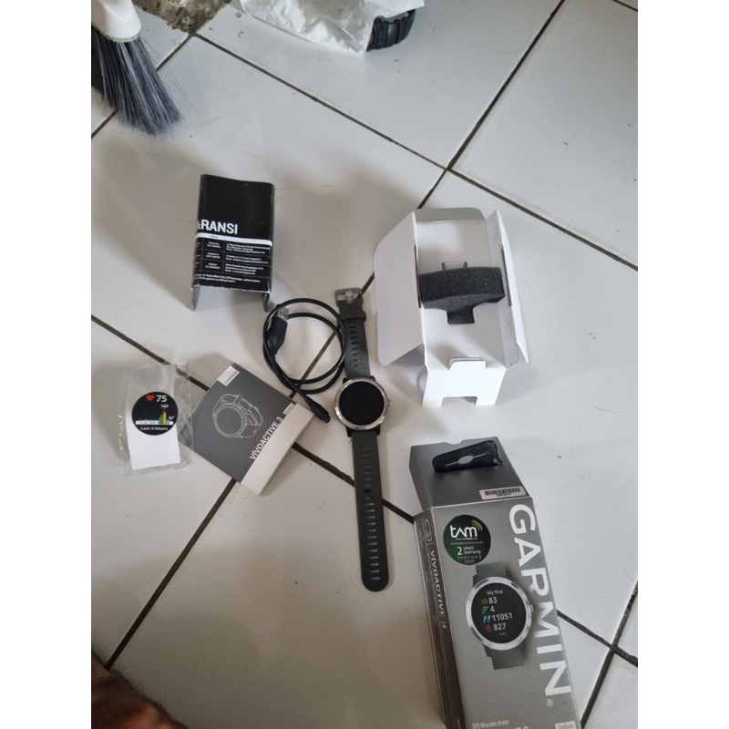 Jam tangan Garmin VivoActive 3