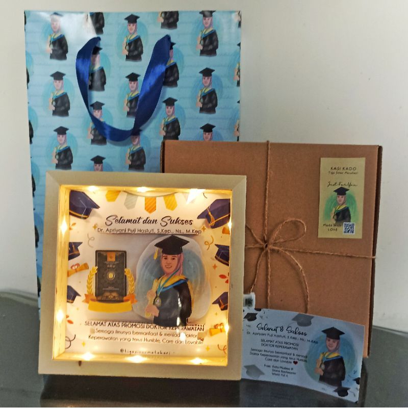 

Full set gift Graduation: Sketch personal in frame 3D + Paper Bag