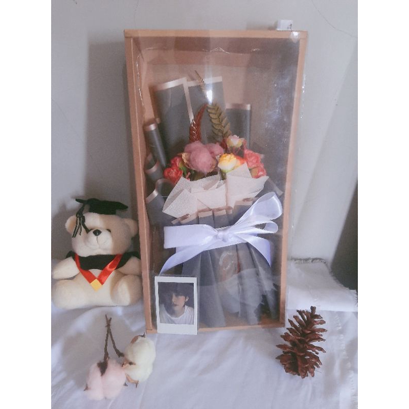 

Bucket Flowers Box | Bucket Boneka | Gift Box | Kado Wisuda | Hadiah Ulang Tahun