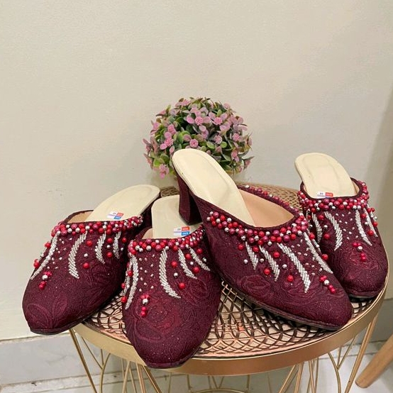 Sendal selop pengantin merah hati