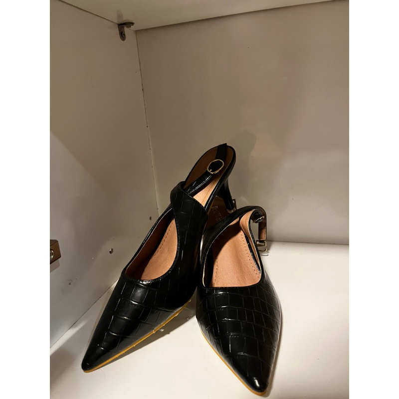 BUKAN PRELOVED SENDAL REDWINE BRANDED