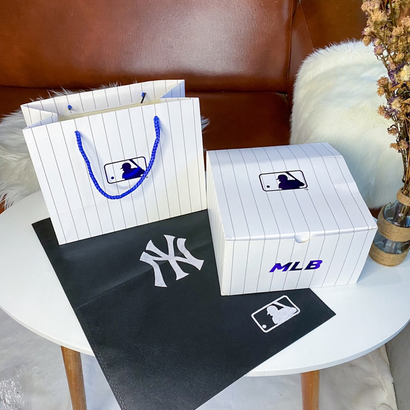 

Paper Bag MLB NY Paperbag Newyork Pembungkus Tas Kado untuk Topi Cowok Korea