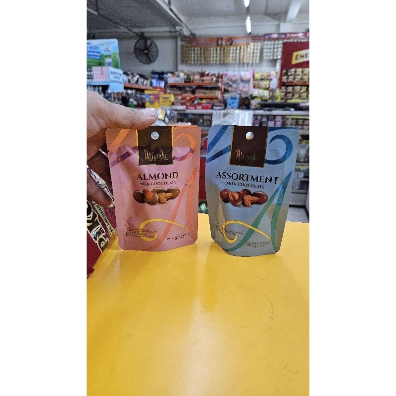 

ED 10.24 PCS 30gr Pouch - ALFREDO MILK CHOCOLATE ASSORTMENT (BIRU) 32772 / ALMOND (PINK) 32765 - LIVECKT