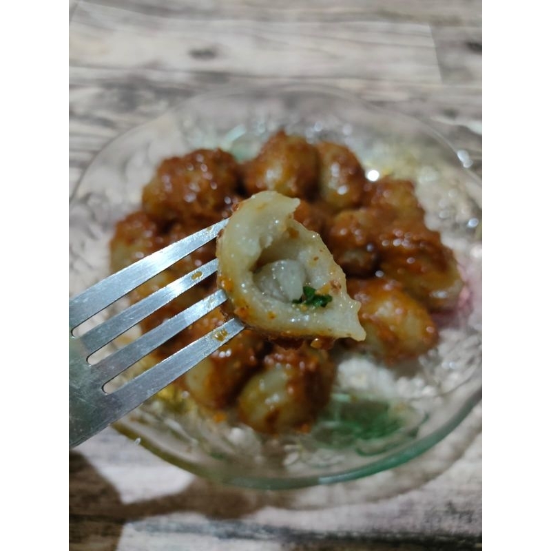 

Cilok isi gajih sapi kemasan vakum isi 20 lengkap dengan sambal kacang.