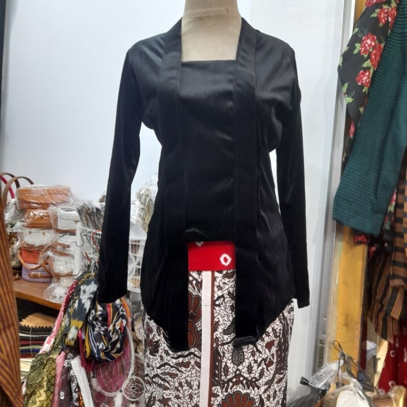 Kebaya Bludru Kutu Baru Hitam L
