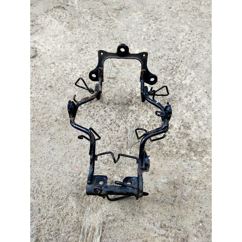 Breket Dudukan Tralis Dudukan Lampu Depan Yamaha Byson Karbu Original Bekas Copotan Motor Second 2nd