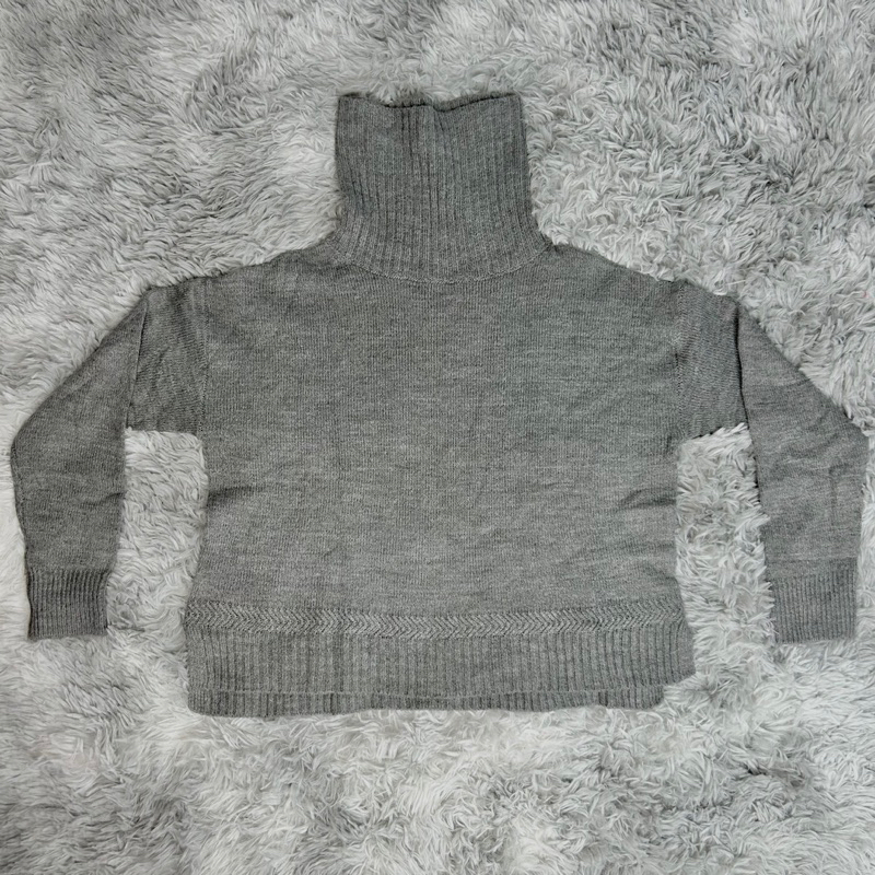 Preloved PEMAKAIAN PRIBADI - Uniqlo Grey Croptee Rajut