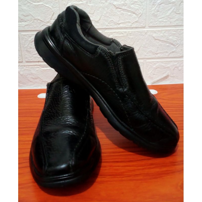 Sepatu kulit pria slip on Clarks full black Original