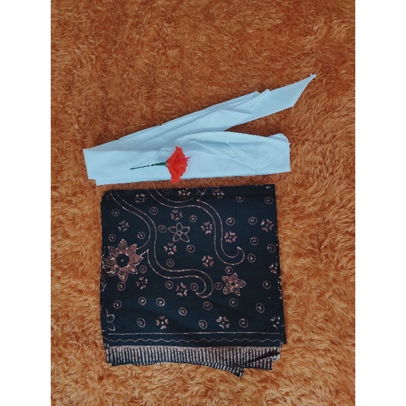 udeng putih dan kamben batik bunga