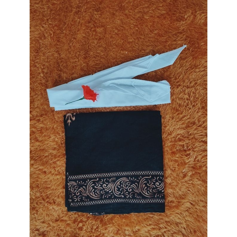 udeng putih dan kamben batik ukiran