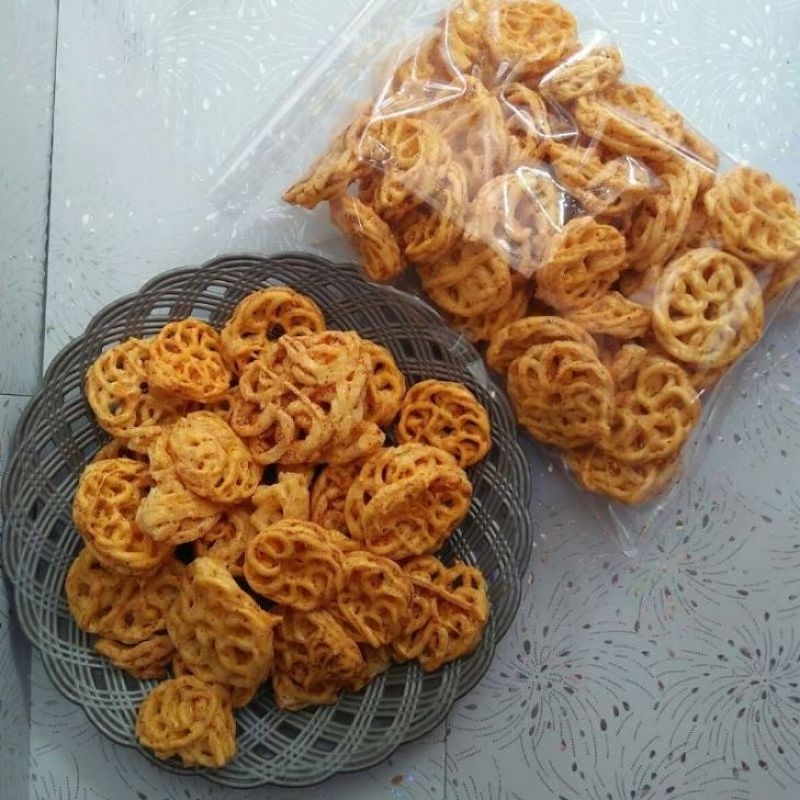 

Kerupuk seblak Rafael 500gr pedas daun jeruk sebring kerupuk seblak enak