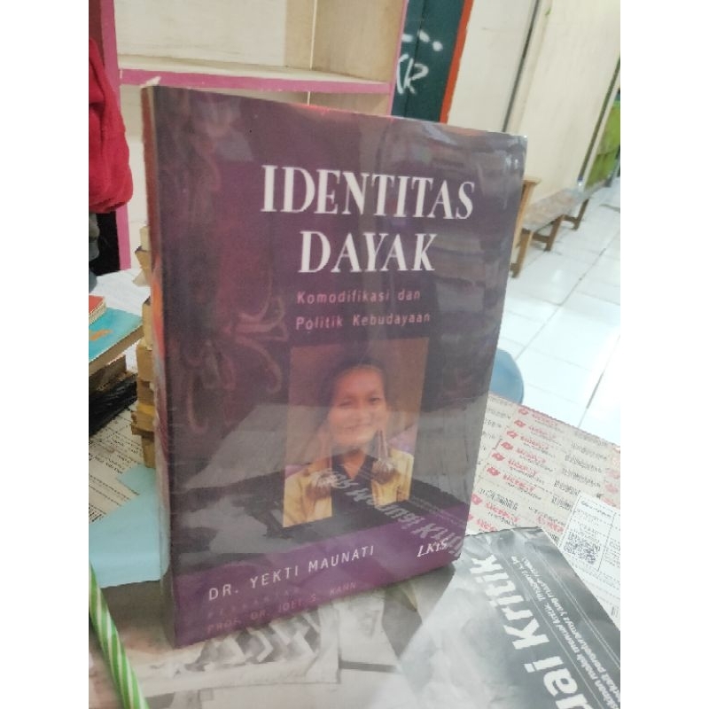 Identitas Dayak : Komodifikasi Politik Kebudayaan Penulis Dr. Yekti Maunati NUP