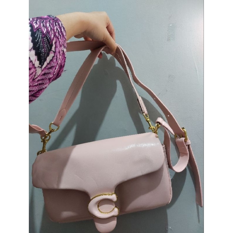 TAS COACH PILLOW TABBY PINK BESAR