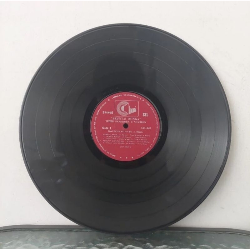 Vinyl Piringan Hitam 12 inch Titiek Sandhora&amp;Muchsin-Seuntai Bunga