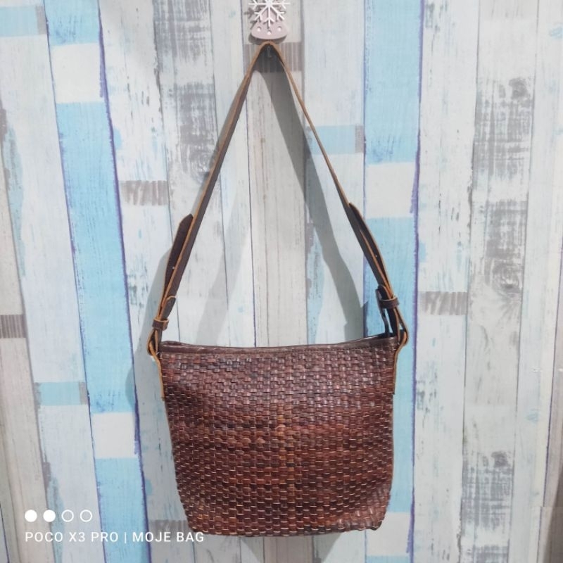 tas wanita kulit asli selempang / sling bag anyam termurah by moje jogja