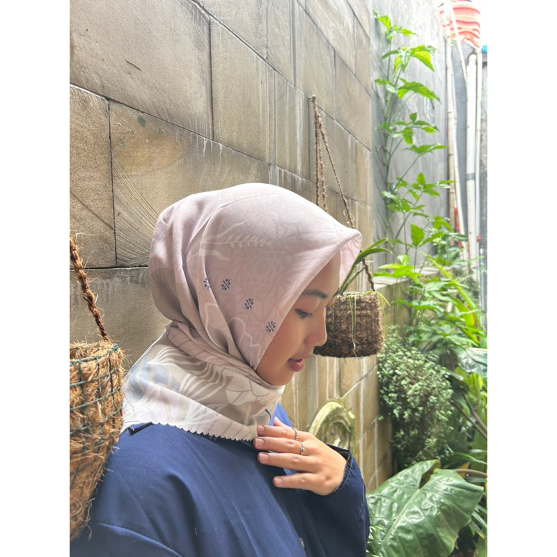 Hijab Voal Segi Empat Motif Bunga Pink