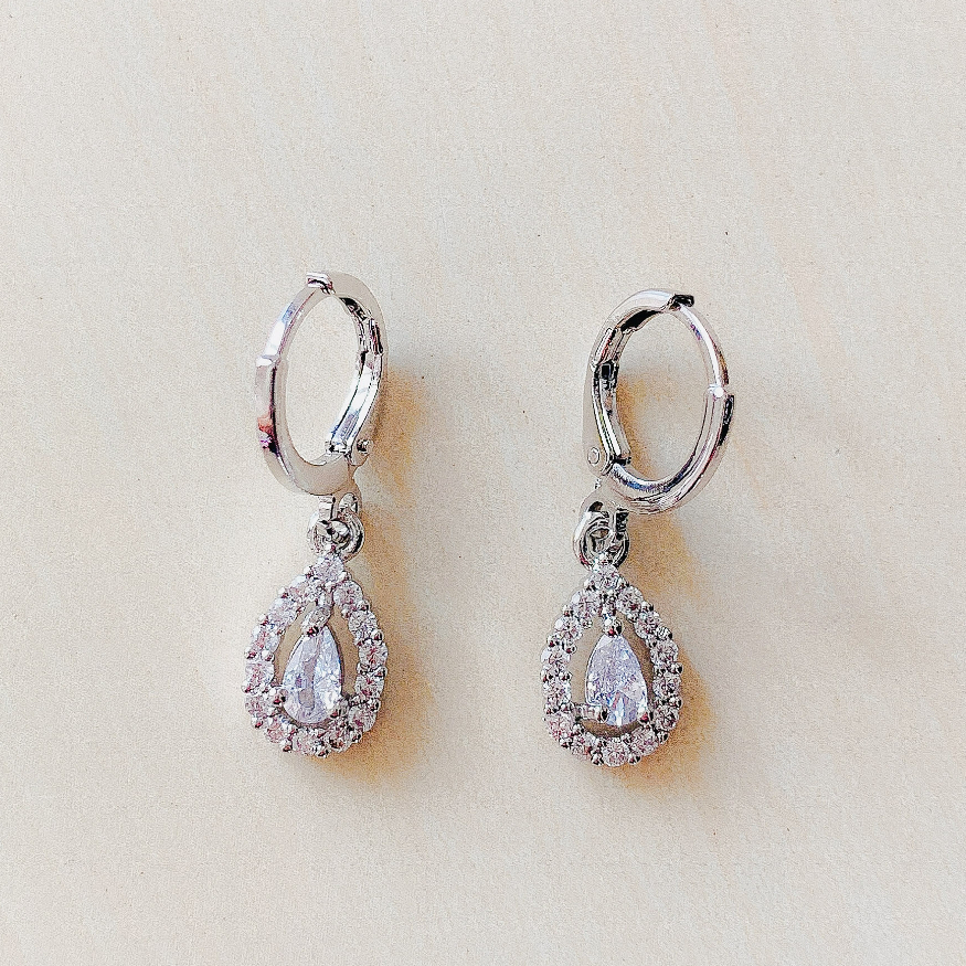 Anting Wanita Oval Rintik Kristal Zirconia Silver