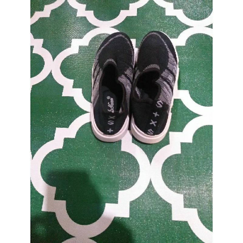 Sepatu Snakers merk Dr.Kevin