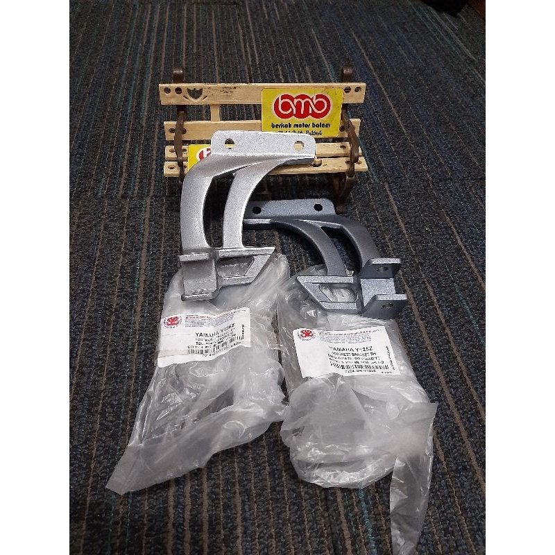 Yamaha 125 Z braket bracket footstep footrest belakang silver alumunium