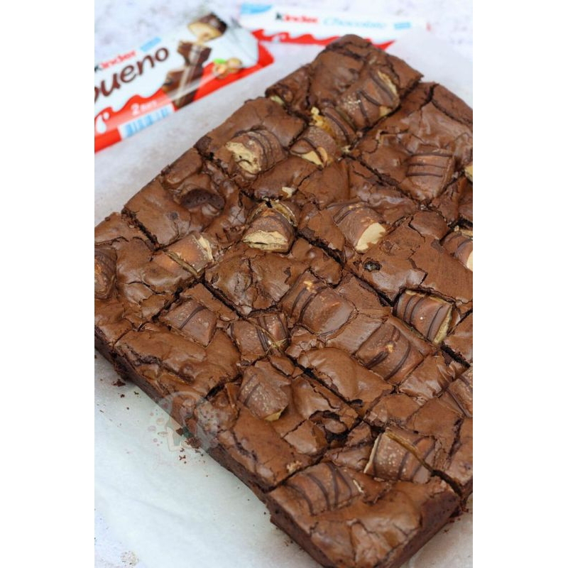 

Brownies fudgy kinder bueno premium/Brownies shinny crust 20*20/hampers lebaran