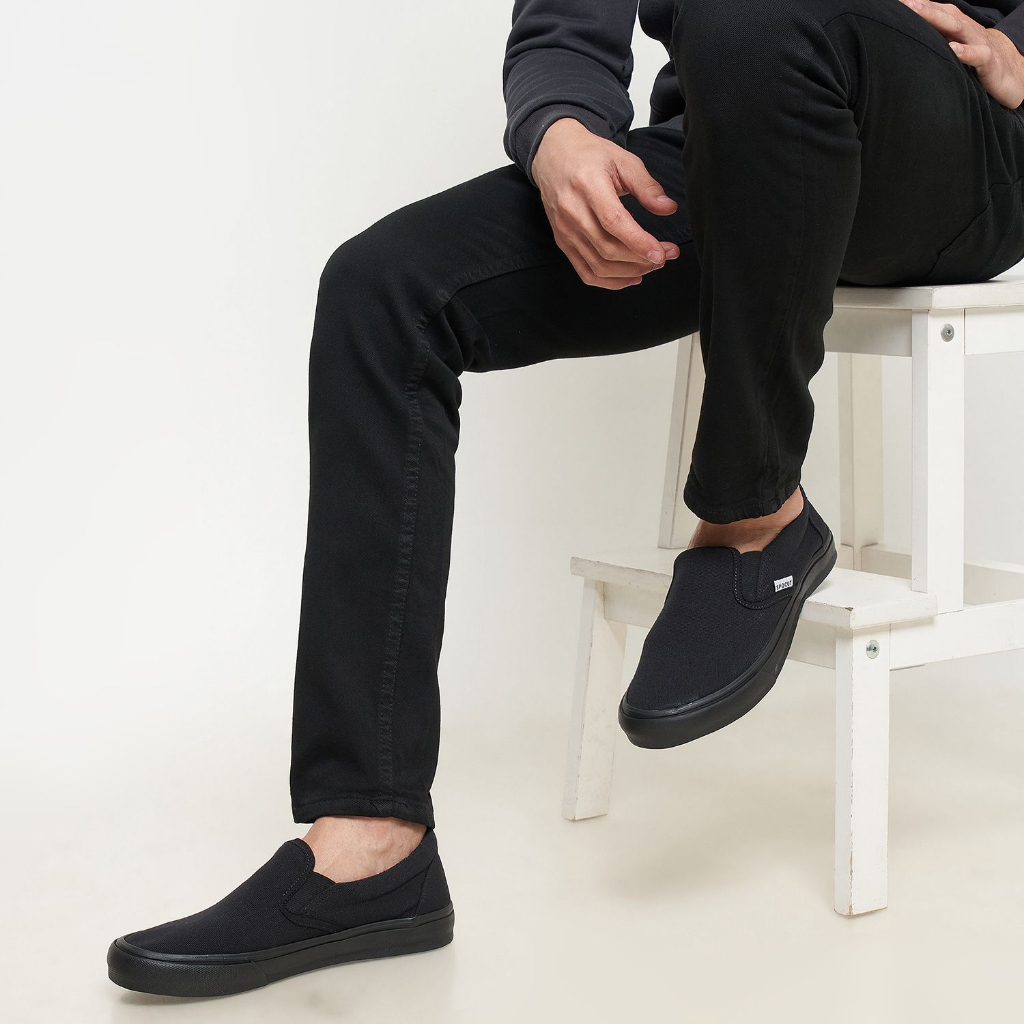 Sepatu SPOCUT Full Black Slip On