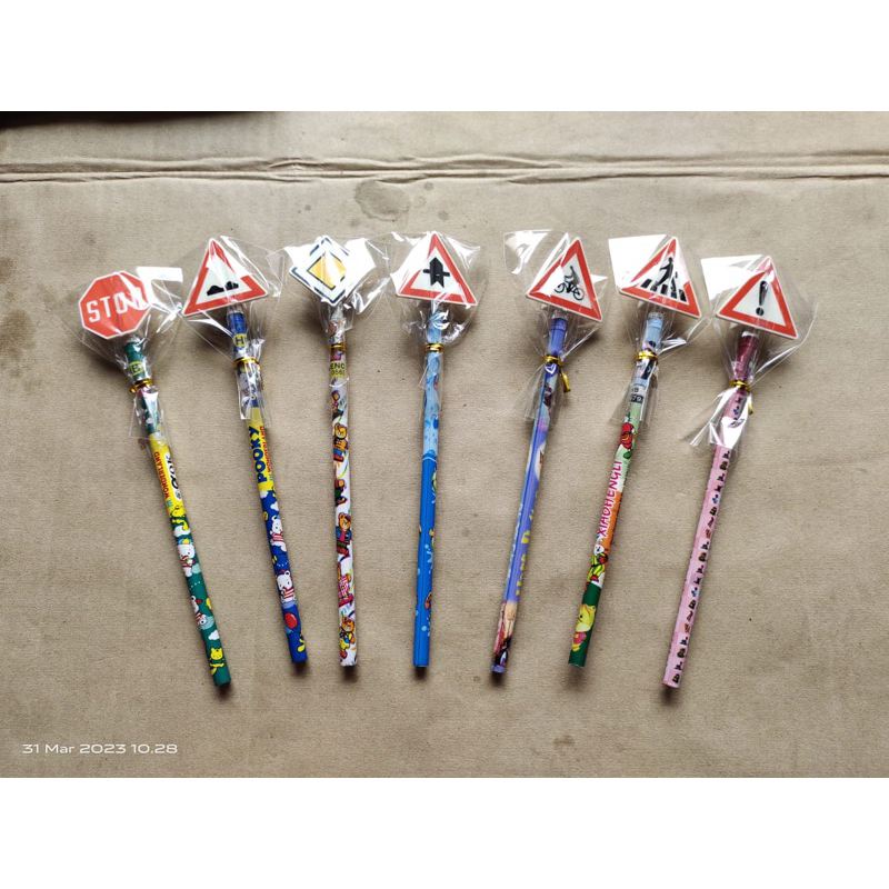 

pensil plus rautan rambu lalu lintas besar satuan