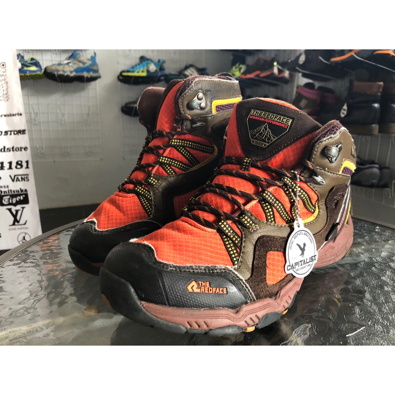 Sepatu outdoor the red face