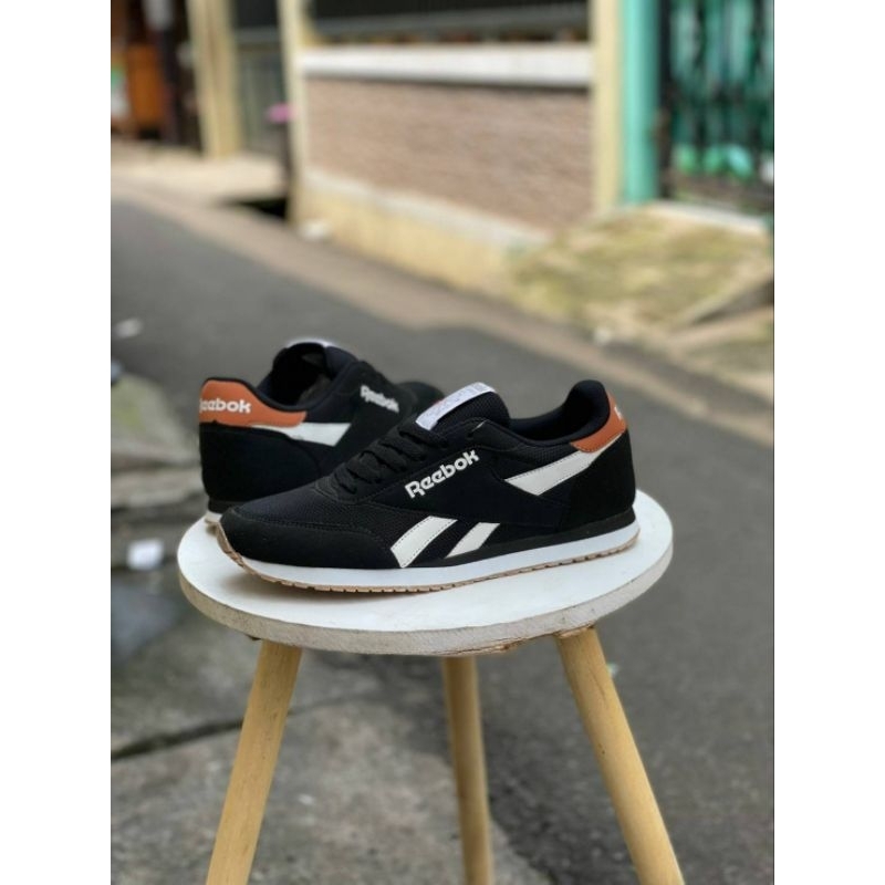 Sepatu Kets suede pria.  Rebook Klasik Pria. Ukuran 39-43 Indo